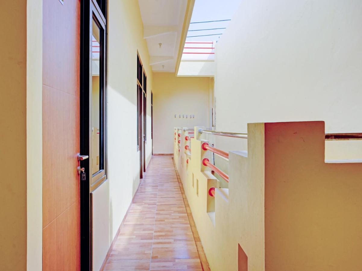 Reddoorz Syariah Near Jembatan Merah Plaza Krembangan Exterior photo