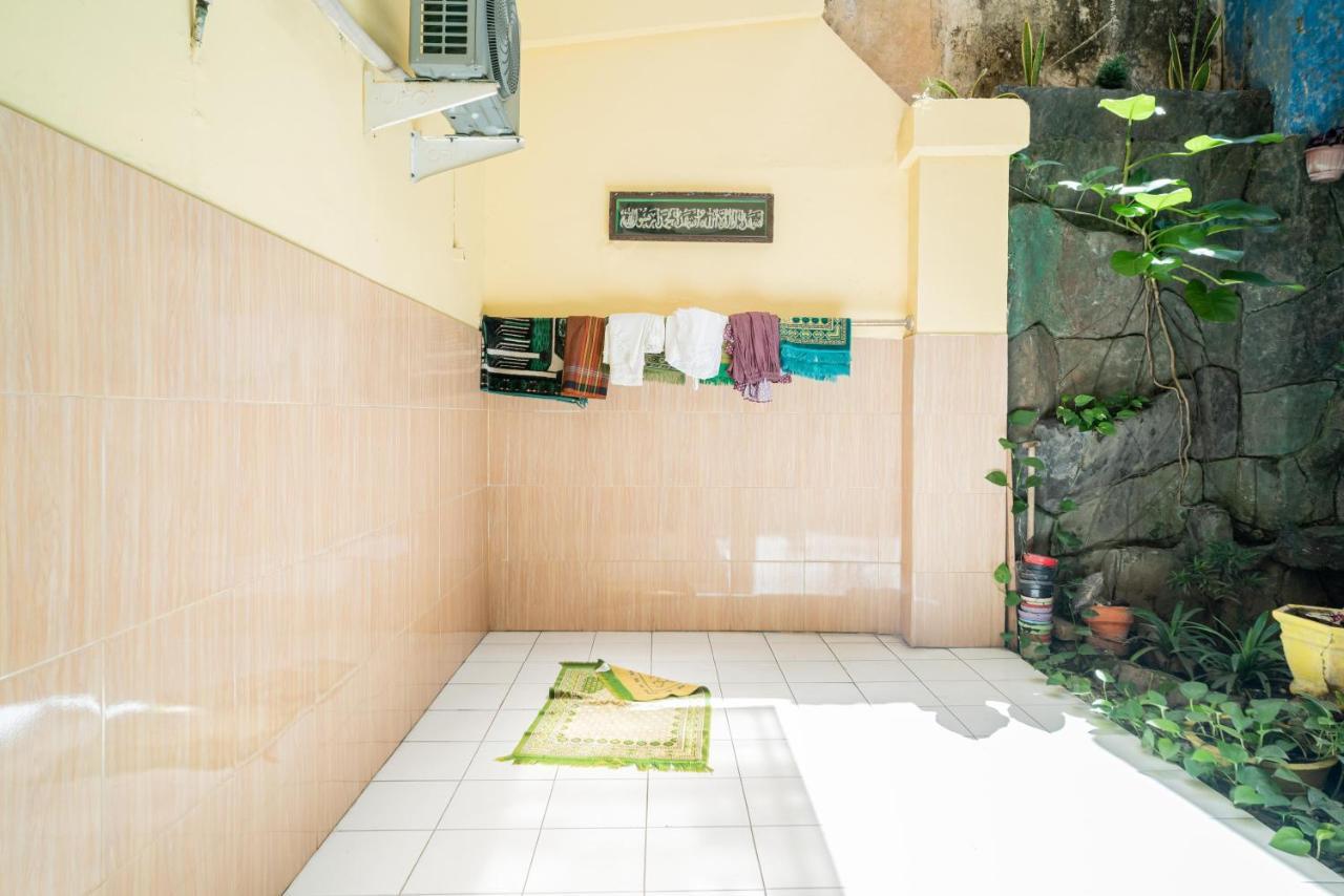 Reddoorz Syariah Near Jembatan Merah Plaza Krembangan Exterior photo