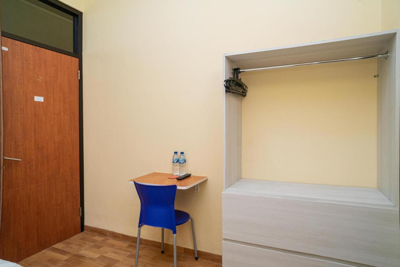 Reddoorz Syariah Near Jembatan Merah Plaza Krembangan Exterior photo