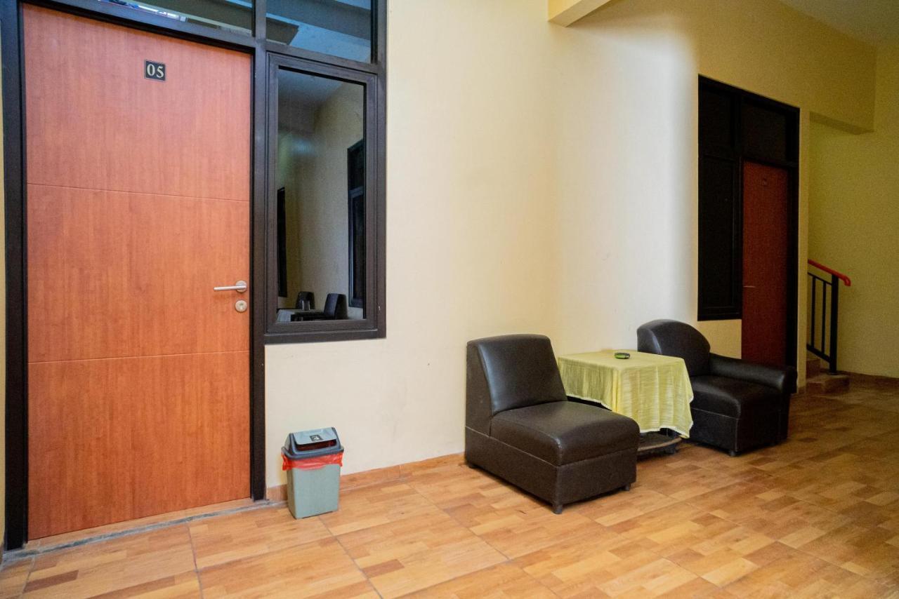 Reddoorz Syariah Near Jembatan Merah Plaza Krembangan Exterior photo