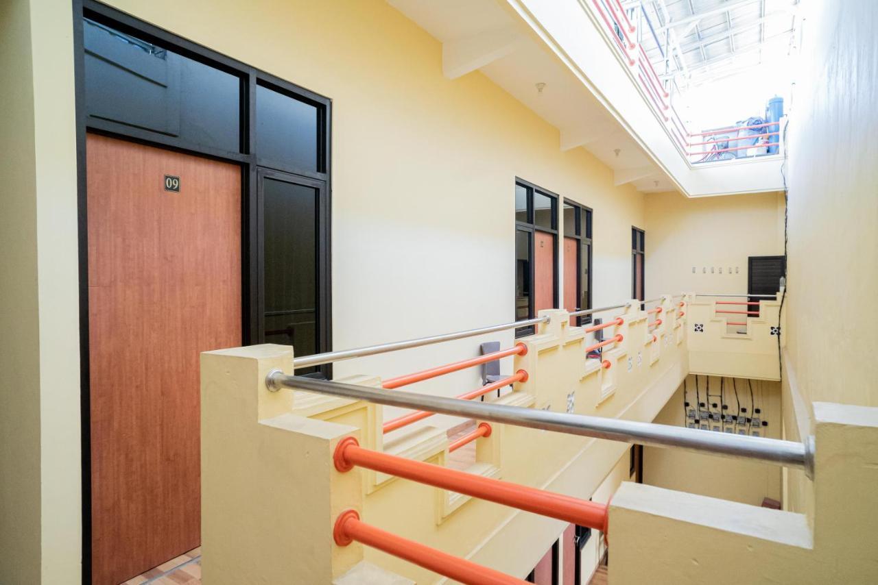 Reddoorz Syariah Near Jembatan Merah Plaza Krembangan Exterior photo