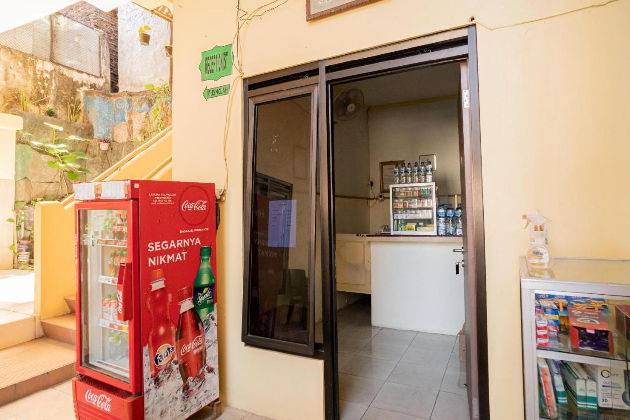Reddoorz Syariah Near Jembatan Merah Plaza Krembangan Exterior photo